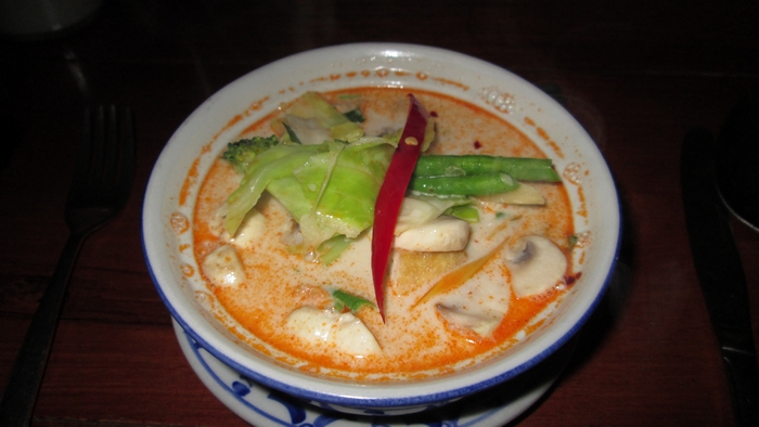 Tom Kha Tahoe phak (coconut mushroom soup), 6,95€
