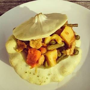 We had stuffed patisson for dinner! Straight from the garden 🌻🌿🌻 Filling with sweet potato, greenway' chick'pieces, peas and haricots, in courgette cream. #whatveganseat 🍀🍎🍀